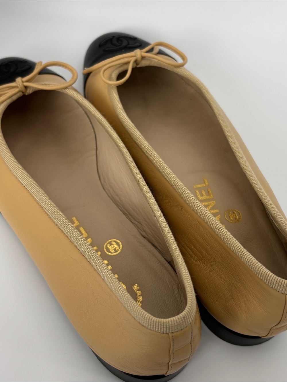 CHANEL Classic Lambskin CC Ballet Flats Beige Black Cap Toe 35.5 vtg - Picture 9 of 11